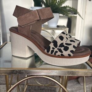 Chic Block Heel Sandals with Animal Print